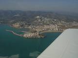 Blick aus dem UL an spaniens Mittelmeerküste Kataloniens.